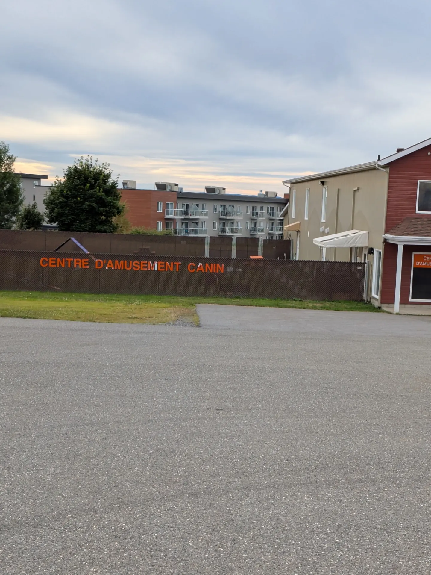 The Centre d'amusement canin area at Bouffe Animaux RDL