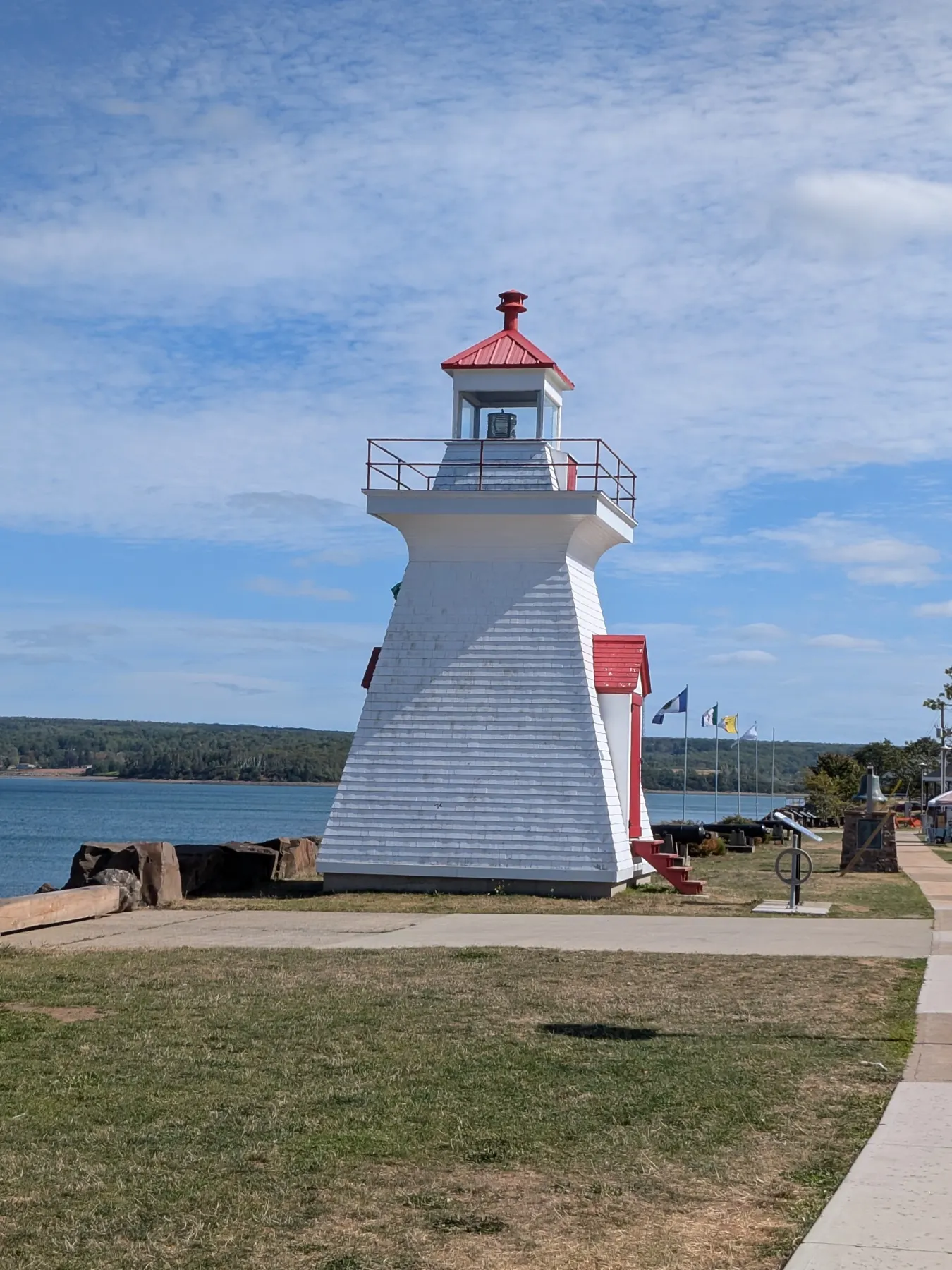 Le phare blanc et rouge de Digby sur le bord de l’eau